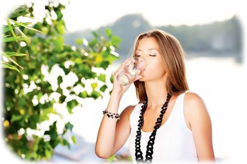 Bebiendo agua purificada por osmosis inversa